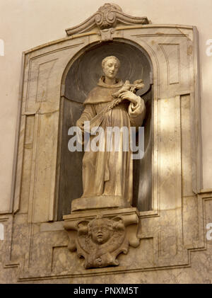 Spanien. Andalusien. Cadiz. Kirche von San Agustin. Es war in der ersten Hälfte des 17. Jahrhunderts gebaut. Augustiner Mönch. Skulptur in einer Nische, schmückt die Fassade der Kirche befindet. Stockfoto