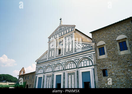 Italien. Florenz. San Miniato al Monte (St. Minias auf dem Berg). Florentiner romanischen Stil, 11. bis 12. Jahrhundert. Blick auf die geometrisch gemusterten Marmorfassade. Stockfoto