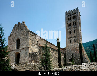 Frankreich. Pyrenees-Orientales departament. Occitanie Region. Die Abtei von Saint-Michel de Cuxa. Benediktinerabtei, in 974 geweiht. Außenansicht des pre-romanischen Kirche aus dem 10. Jahrhundert und Lombard romanischen Glockenturm aus dem 11. Jahrhundert. Stockfoto