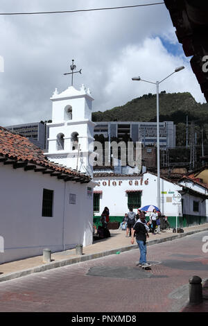 Bogotá, Kolumbien - 28. Mai 2017: Eine skate boarder Skates, eine der alten Straßen in der Altstadt La Candelaria Bereich der Anden Hauptstadt. Stockfoto