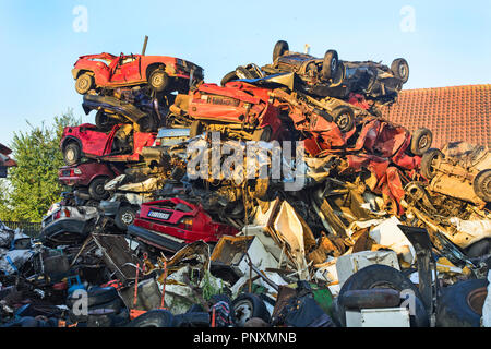 Zabalj, Serbien, Backa, 10. September 2018. Auto Abfälle mit vielen Autos warten auf Transport Stockfoto