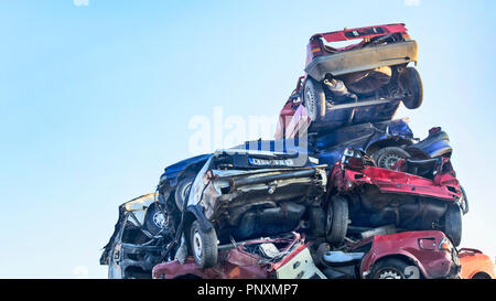 Zabalj, Serbien, Backa, 10. September 2018. Auto Abfälle mit vielen Autos warten auf Transport Stockfoto