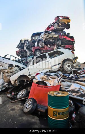 Zabalj, Serbien, Backa, 10. September 2018. Auto Abfälle mit vielen Autos warten auf Transport Stockfoto