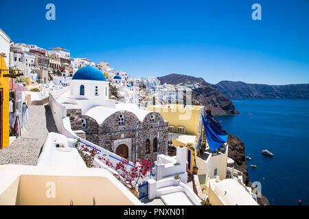 Panoramablick auf das Dorf Oia an suny Tag, Insel Santorini, Griechenland. Stockfoto