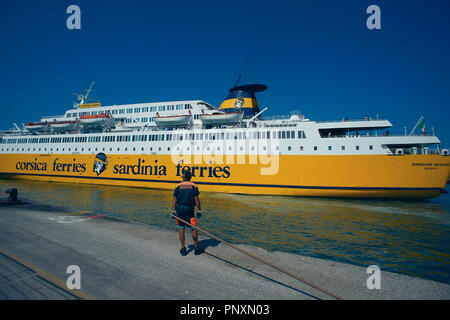 Sardinien Fähre im Hafen der Marina di Castagneto, Toskana, Italien Stockfoto