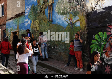 Bogotá, Kolumbien - 28. Mai 2017: das breitere Ende der beliebten Straße "Calle del Embudo im historischen Stadtteil La Candelaria. Stockfoto