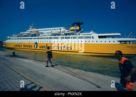 Sardinien Fähre im Hafen der Marina di Castagneto, Toskana, Italien Stockfoto