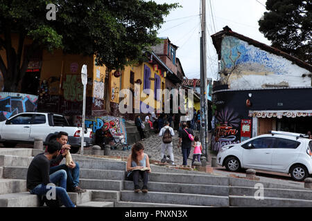 Bogotá, Kolumbien - 28. Mai 2017: das breitere Ende der beliebten Straße "Calle del Embudo im historischen Stadtteil La Candelaria. Stockfoto