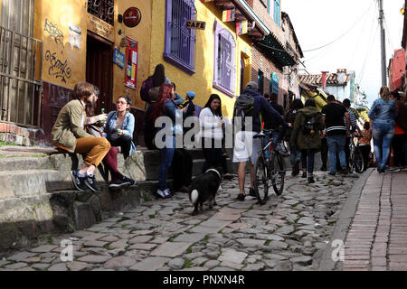 Bogotá, Kolumbien - 28. Mai 2017: das breitere Ende der beliebten Straße "Calle del Embudo im historischen Stadtteil La Candelaria. Stockfoto