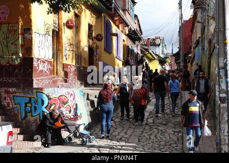 Bogotá, Kolumbien - 28. Mai 2017: Einige lokale kolumbianischen Bevölkerung und Touristen sind auf den schmalen, gepflasterten Straße gesehen. Die Wände sind bemalt. Stockfoto