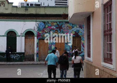 Bogotá, Kolumbien - 28. Mai 2017: Einige lokale kolumbianischen Volkes ein paar Street Art und Graffiti im historischen Stadtteil La Candelaria. Stockfoto