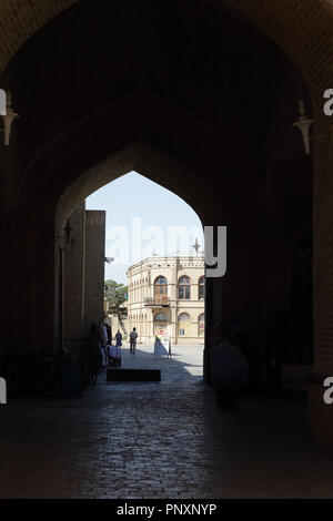 Buchara, Usbekistan - 27. August 2016: Die alte Straße, die auf den Marktplatz der Stadt führen. Stockfoto