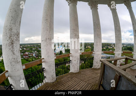 Fisheye Blick vom Glockenturm des Borisoglebsky Kloster in Torschok, Russland Stockfoto