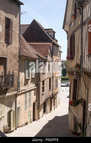 Enge Gasse in der Altstadt hinunter zum Fluss in Auxerre, Burgund, Frankreich, Europa Stockfoto