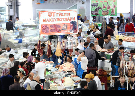 Taschkent, Usbekistan - Mai 01, 2017: unbekannte Männer verkaufen Pferd Fleisch auf dem Markt Chorsu. Stockfoto