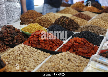 Close-up verschiedener trockene Früchte wie Datteln, Feigen, Pista, Rosinen, Mandeln und mehr. Stockfoto