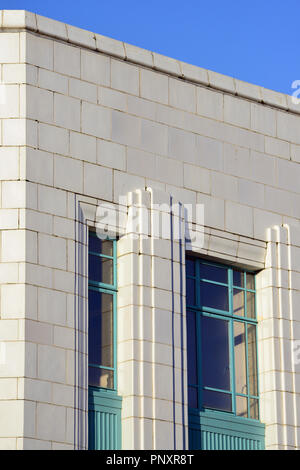 Art déco-Fassade eines ehemaligen Burton Stores in Aberystwyth, Ceredigion, Wales, Großbritannien Stockfoto