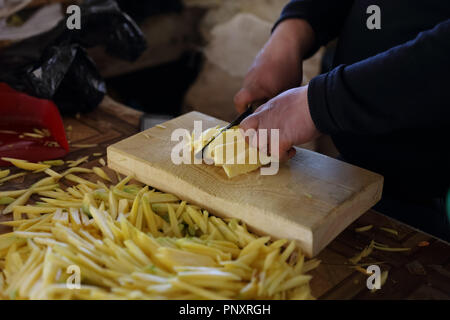 Taschkent, Usbekistan - Mai 01, 2017: unbekannter Mann Zerkleinern von Gemüse in seinem Shop am Markt Chorsu. Stockfoto