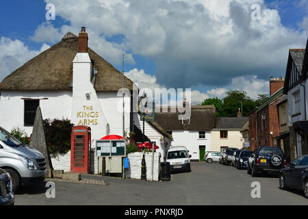 Das Kings Arms Public House auf dem Dorfplatz, Winkleigh, Devon, Großbritannien Stockfoto