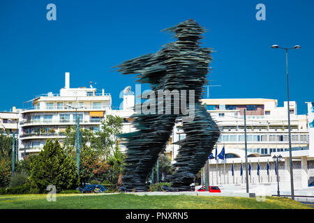 Athen, Griechenland - 20. Juni. 2016:: Dromeas Skulptur in Athen, Griechenland. Durch die Bildhauer Kostas Varotsos 1994 erstellt wurde, ist ein 12 Meter hohes Glas und Stockfoto