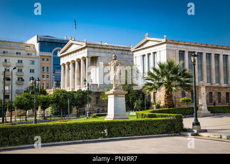 Gebäude der Nationalbibliothek Griechenlands im Panepistimio Platz, einem der neoklassischen Wahrzeichen von Athen. Griechenland. Stockfoto