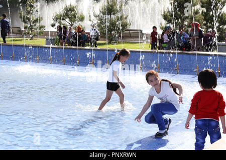 Taschkent, Usbekistan - Mai 01, 2017: Unbekannter Kindern beim Spielen im Brunnen auf dem Gelände des Zirkus Gebäude. Stockfoto