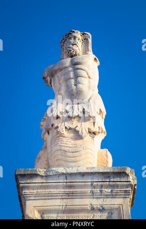 Marmorstatue eines riesigen an Agripas Odeon an der antiken Agora, Athen, Griechenland. Stockfoto