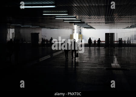 Taschkent, Usbekistan - Mai 01, 2017: Silhouette von Unbekannten usbekischen Menschen in der Breite der U-Bahn. Stockfoto