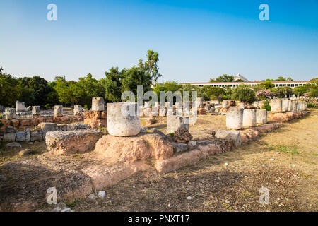 Ruinen der mittleren Stoa in der Antike Agora von Athen mit der nordhang der Athener Akropolis im Hintergrund. Region Attika, Griechenland. Stockfoto