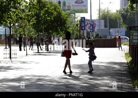 Taschkent, Usbekistan - Mai 01, 2017: verspielte Mutter und Tochter geht gerne in der Fußgängerzone seitlich. Stockfoto