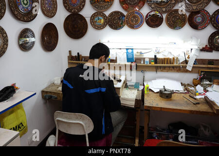 Taschkent, Usbekistan - Mai 02, 2017: Unbekannter usbekischen Handwerker an seinem Arbeitsplatz in der Medrese. Stockfoto