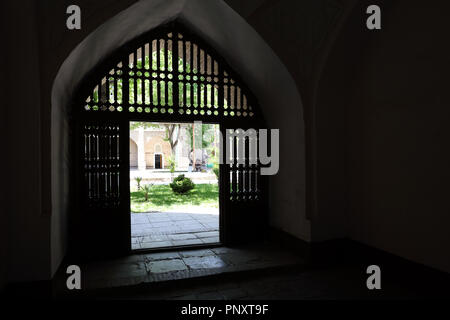 Taschkent, Usbekistan - Mai 02, 2017: Tür zum Innenhof an Abul Kasim Medrese. Stockfoto