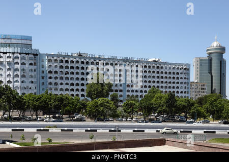 Taschkent, Usbekistan - Mai 02, 2017: Ansicht der städtischen Gebäude, Turm und auf der Straße in der Stadt. Stockfoto