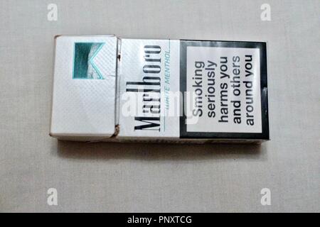 Nicht mehr zum Verkauf Marlboro Menthol, 10er-Pack, Weiß Zigarettenpackung mit dem Einbrennen. Menthol Zigaretten werden illegal in Großbritannien im Mai 2020 zu verkaufen. Stockfoto