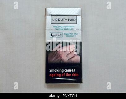 Nicht mehr zum Verkauf Marlboro Menthol, 10er-Pack, Weiß Zigarettenpackung mit dem Einbrennen. Menthol Zigaretten werden illegal in Großbritannien im Mai 2020 zu verkaufen. Stockfoto