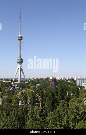 Taschkent, Usbekistan - Mai 02, 2017: Blick auf den öffentlichen Park, städtischen Gebäuden und Turm in der Stadt. Stockfoto