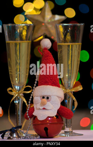 Weihnachten Dekorationen und zwei Gläser Champagner mit einem Hintergrund mit Bokeh Stockfoto