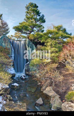 Der Wasserfall im japanischen Garten auf der Missouri Botanical Garden an einem Wintertag. Stockfoto