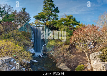 Der Wasserfall im japanischen Garten auf der Missouri Botanical Garden an einem Wintertag. Stockfoto