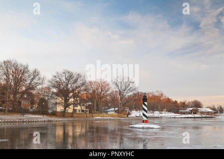 Winter-Sonnenuntergang über Leuchtturm in den See im Januar-Wabash Park, Ferguson (Saint Louis), Missouri. Stockfoto