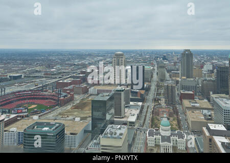 Blick auf die Skyline von Downtown St. Louis und den Horizont aus nach Westen aus dem Sichtfenster an der Spitze der Gateway Arch. Stockfoto