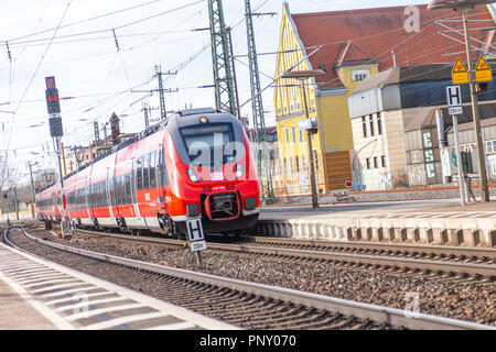 Fürth/Deutschland - MÄRZ 11, 2018: RE Regionalexpress der Deutschen Bahn gibt Bahnhof Fürth in Deutschland. Stockfoto