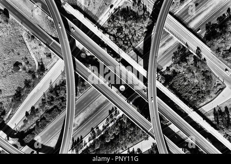 Schwarz-weiß Bild von Brücken und Rampen von Lighthourse interchange multi-Lanes Schnittpunkt von M4 und M7 in Sydney West gesehen von oben nach unten von oben. Stockfoto