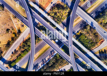 Brücken und Rampen von Lighthourse interchange multi-Lanes Schnittpunkt von M4 und M7 in Sydney West gesehen von oben nach unten von oben. Stockfoto