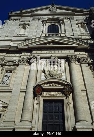 ARTE BARROCO. ITALIA. IGLESIA DE GESU. Pertenece a los jesuitas. El Cardenal Alessandro Farnese encargó ein Vignola los Planos y la construcción. La Fachada fue terminada en 1575 combina El Estilo y renacentista Barroco. ROMA. Stockfoto