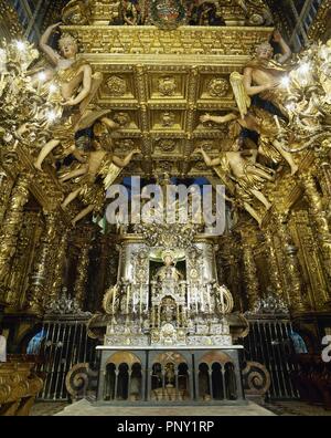 Altar der Kathedrale von Santiago de Compostela. Gotische altar in üppigen Barock umgebaut von Jose Vega y Verdugo. Der Baldachin, 17. Jahrhundert, Autor Domingo de Andrade (1639-1712). Ein bejeweled mittelalterliche Statue des Heiligen Jakobus (12. Jahrhundert). Santiago de Compostela Kathedrale. Santiago de Compostela, Provinz La Coruña, Galicien, Spanien. Stockfoto