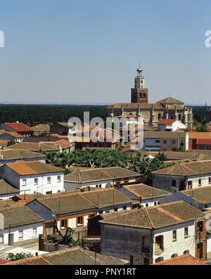 Coca, Segovia Provinz, Kastilien und Leon, Spanien. Panoramablick auf die Stadt und die Kirche Santa Maria la Mayor, dessen Bau im Jahre 1520 abgeschlossen wurde. Stockfoto