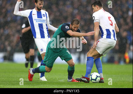 Tottenham Hotspur ist Harry Kane (Mitte) und Brighton & Hove Albion Lewis Dunk (rechts) Kampf um den Ball während der Premier League Match an der AMEX Stadion, Brighton. Stockfoto