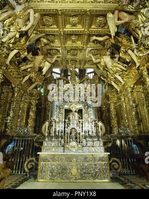 Altar der Kathedrale von Santiago de Compostela. Gotische altar in üppigen Barock umgebaut von Jose Vega y Verdugo. Der Baldachin, 17. Jahrhundert, Autor Domingo de Andrade (1639-1712). Ein bejeweled mittelalterliche Statue des Heiligen Jakobus (12. Jahrhundert). Santiago de Compostela Kathedrale. Santiago de Compostela, Provinz La Coruña, Galicien, Spanien. Stockfoto