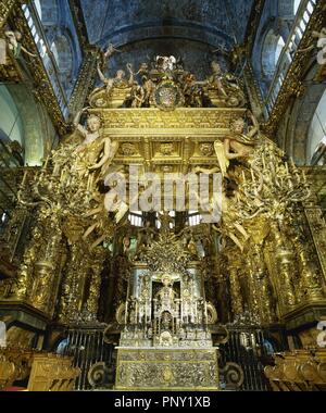 Altar der Kathedrale von Santiago de Compostela. Gotische altar in üppigen Barock umgebaut von Jose Vega y Verdugo. Der Baldachin, 17. Jahrhundert, Autor Domingo de Andrade (1639-1712). Ein bejeweled mittelalterliche Statue des Heiligen Jakobus (12. Jahrhundert). Santiago de Compostela Kathedrale. Santiago de Compostela, Provinz La Coruña, Galicien, Spanien. Stockfoto